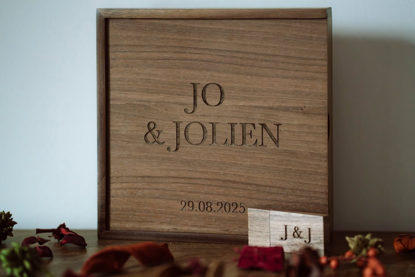 Houten doos met gegraveerde USB stick