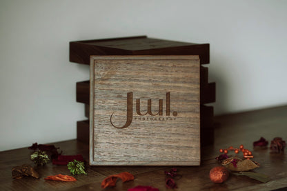 Houten doos met gegraveerde USB stick