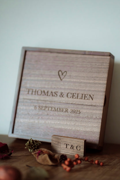 Houten doos met gegraveerde USB stick